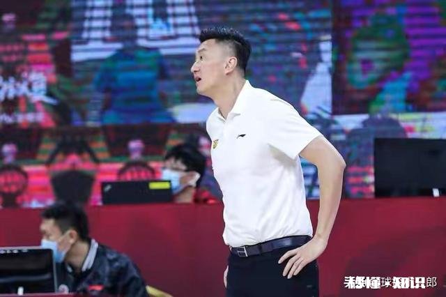 杜锋经常在赛场怒骂弟子引热议，你认为他的言行有问题吗