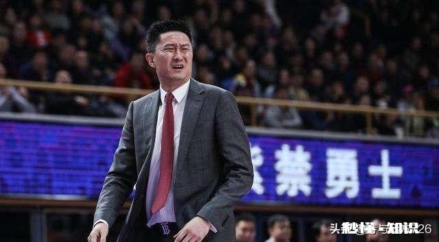 杜锋经常在赛场怒骂弟子引热议，你认为他的言行有问题吗