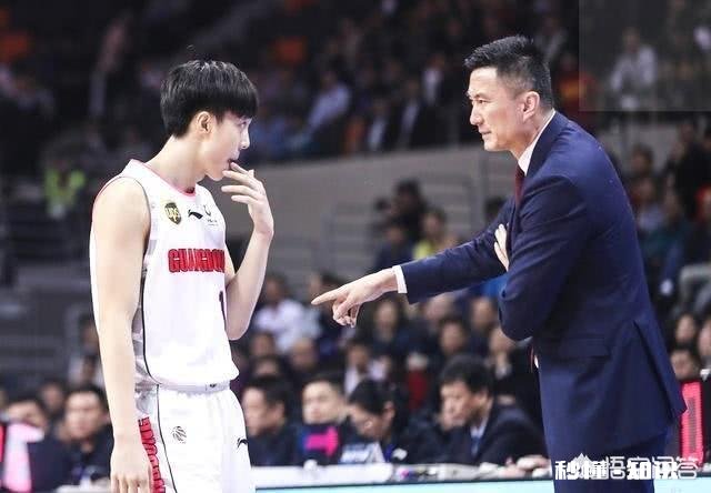 杜锋经常在赛场怒骂弟子引热议，你认为他的言行有问题吗