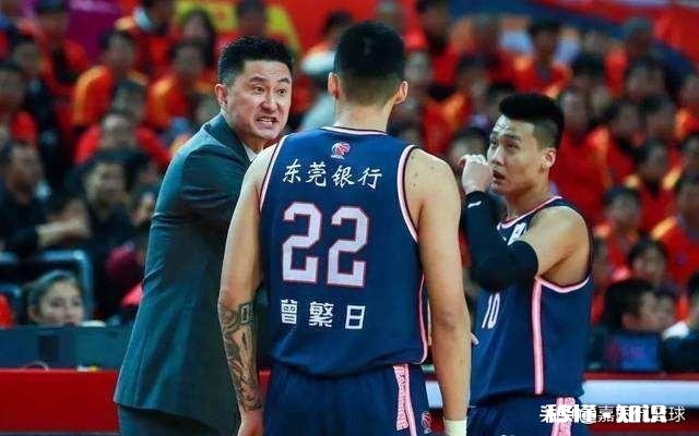 杜锋经常在赛场怒骂弟子引热议，你认为他的言行有问题吗