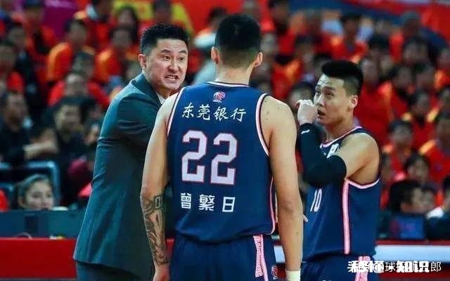 杜锋经常在赛场怒骂弟子引热议，你认为他的言行有问题吗