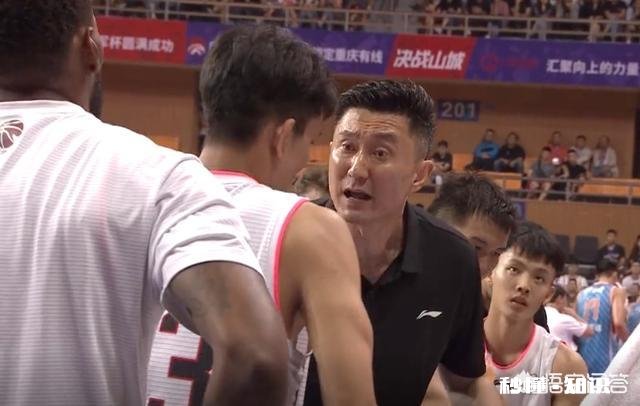杜锋经常在赛场怒骂弟子引热议，你认为他的言行有问题吗
