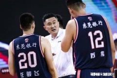 杜锋经常在赛场怒骂弟子引热议，你认为他的言行有问题吗