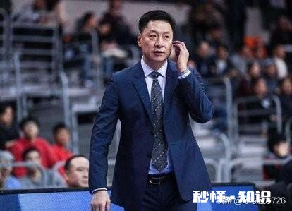 杜锋经常在赛场怒骂弟子引热议，你认为他的言行有问题吗