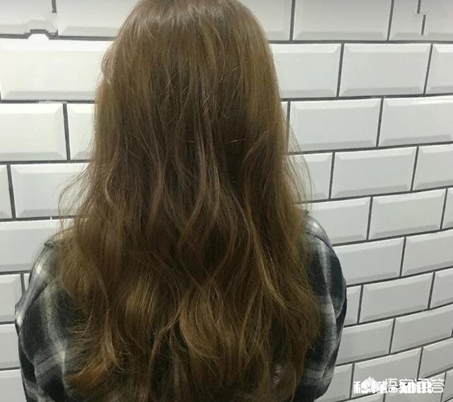 头发想染成亚麻青色，但是偏绿了，该怎样处理呢