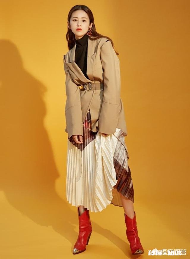 下身穿复古的长裙，上衣配小西装好看吗