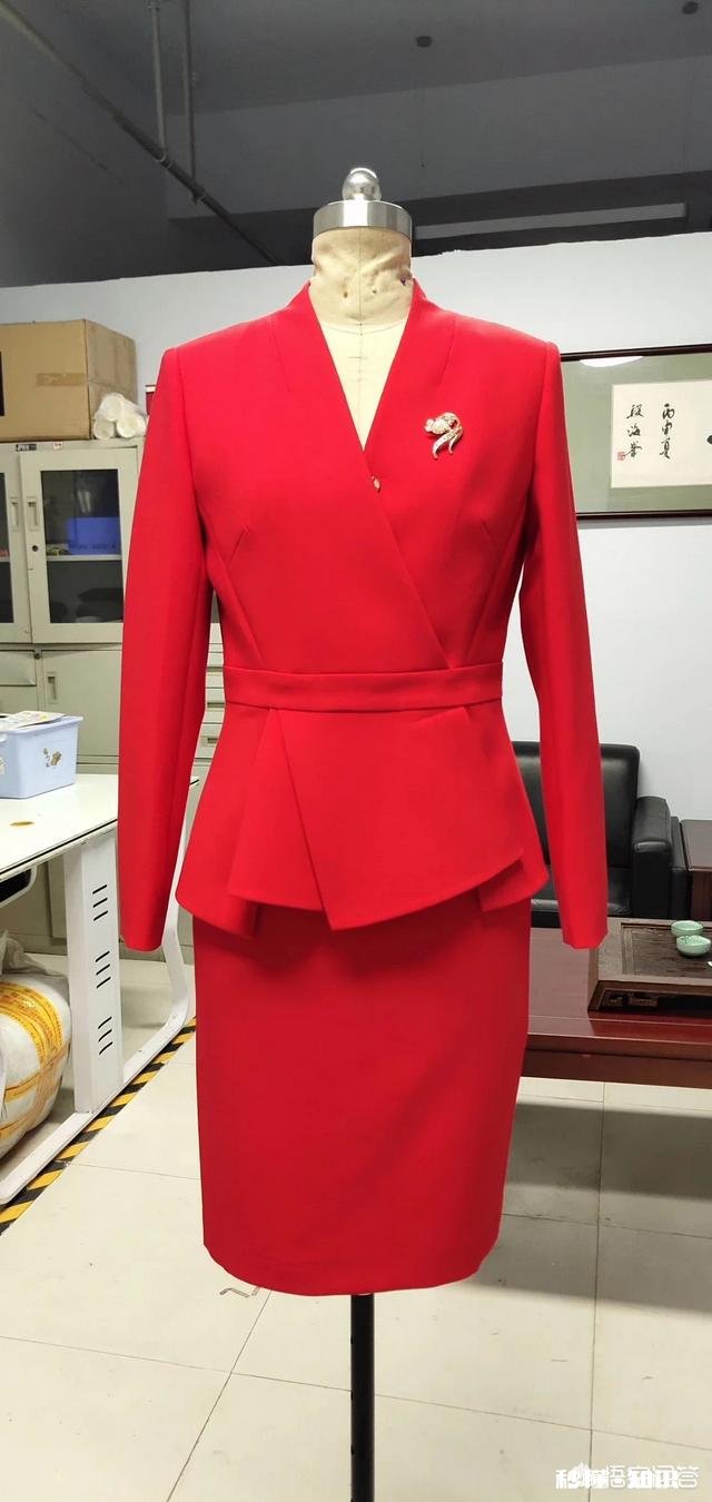 下身穿复古的长裙，上衣配小西装好看吗