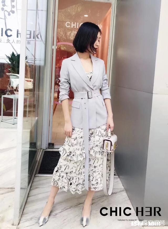 下身穿复古的长裙，上衣配小西装好看吗