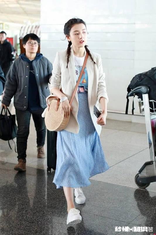 下身穿复古的长裙，上衣配小西装好看吗