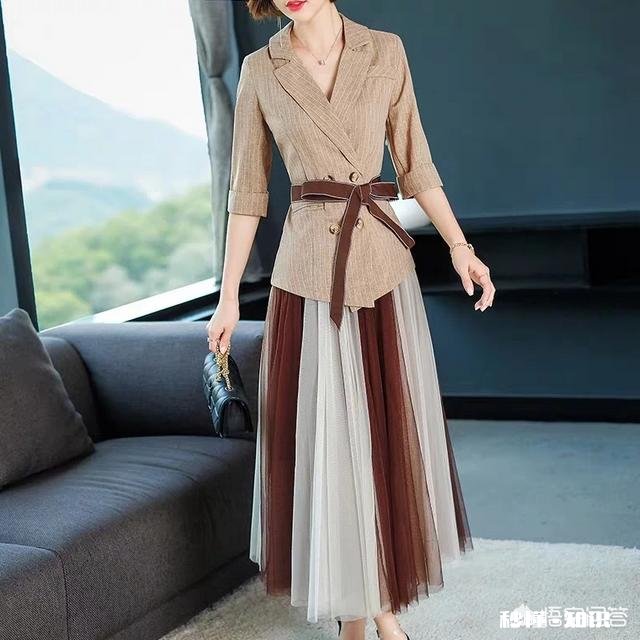 下身穿复古的长裙，上衣配小西装好看吗