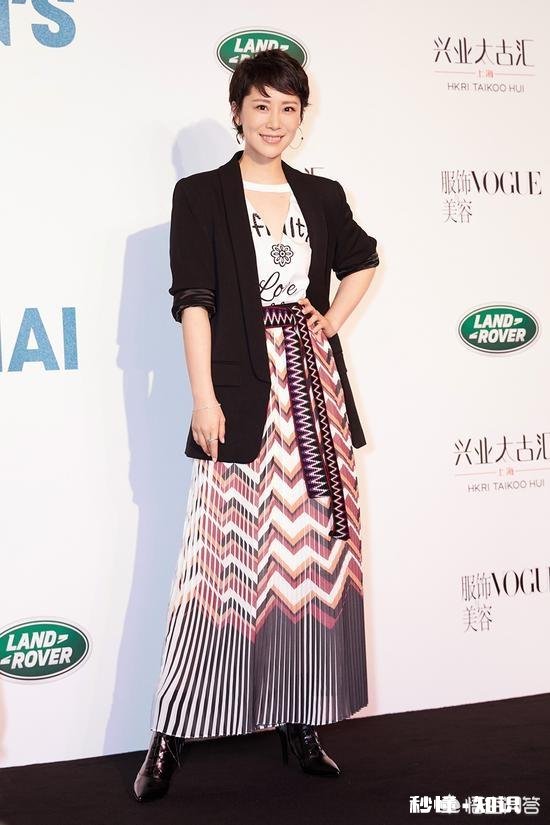 下身穿复古的长裙，上衣配小西装好看吗