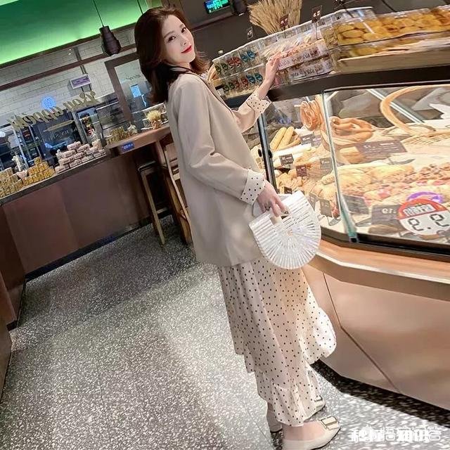 下身穿复古的长裙，上衣配小西装好看吗