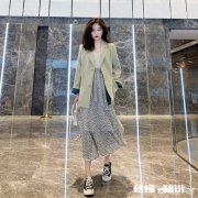 下身穿复古的长裙，上衣配小西装好看吗