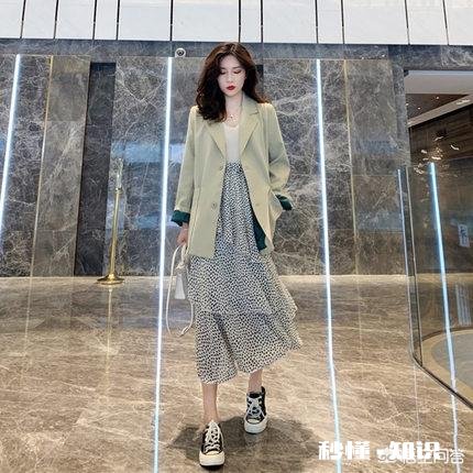 下身穿复古的长裙，上衣配小西装好看吗