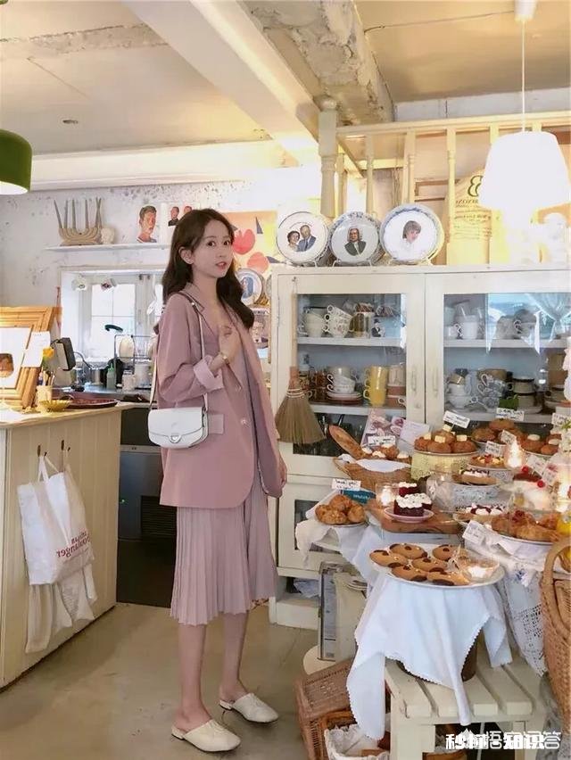 下身穿复古的长裙，上衣配小西装好看吗