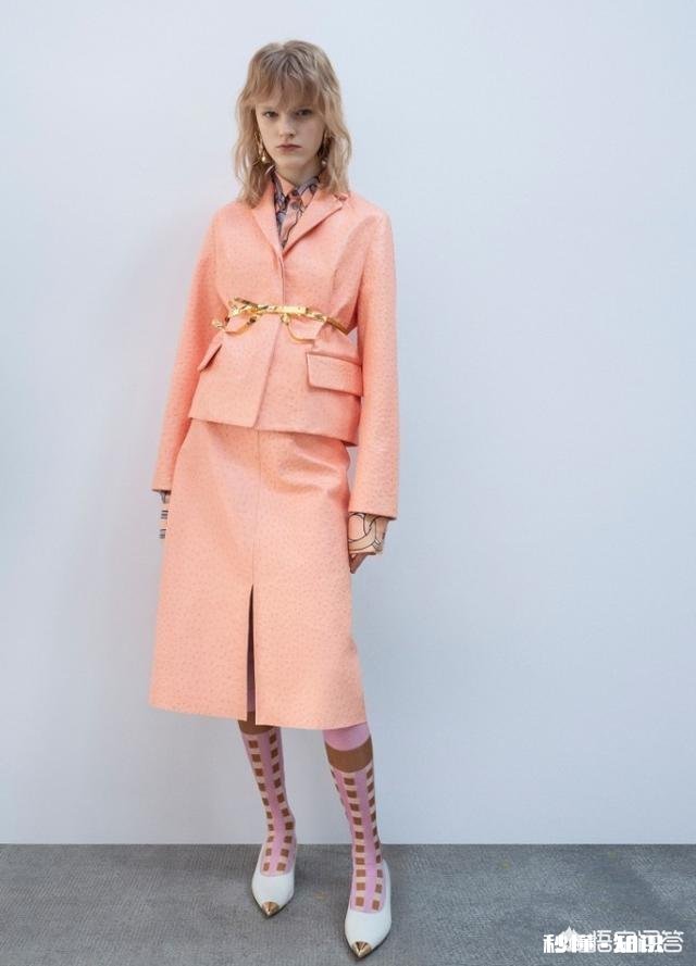 下身穿复古的长裙，上衣配小西装好看吗