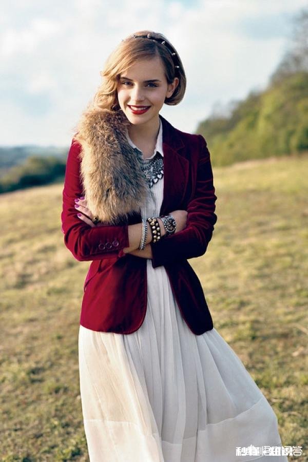 下身穿复古的长裙，上衣配小西装好看吗