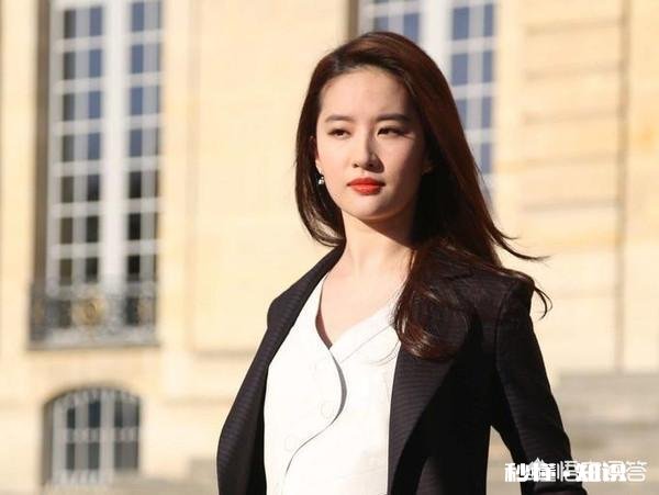 下身穿复古的长裙，上衣配小西装好看吗