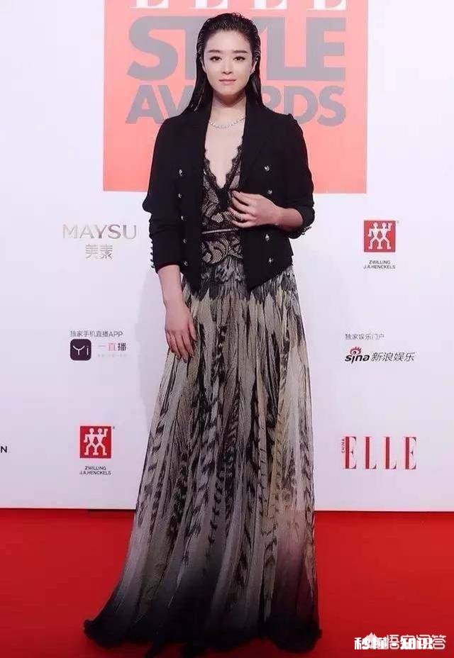 下身穿复古的长裙，上衣配小西装好看吗