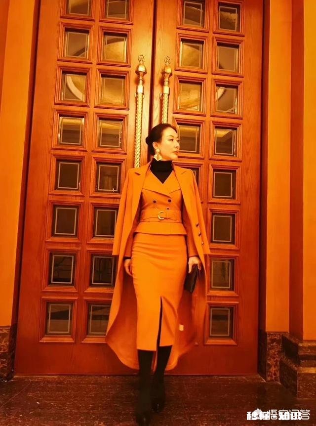 下身穿复古的长裙，上衣配小西装好看吗