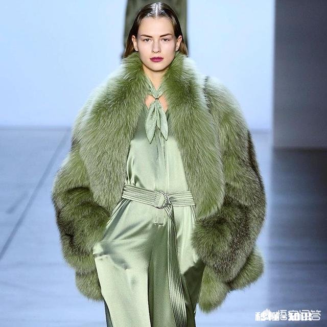 绿色羽绒服可以搭配什么毛衣