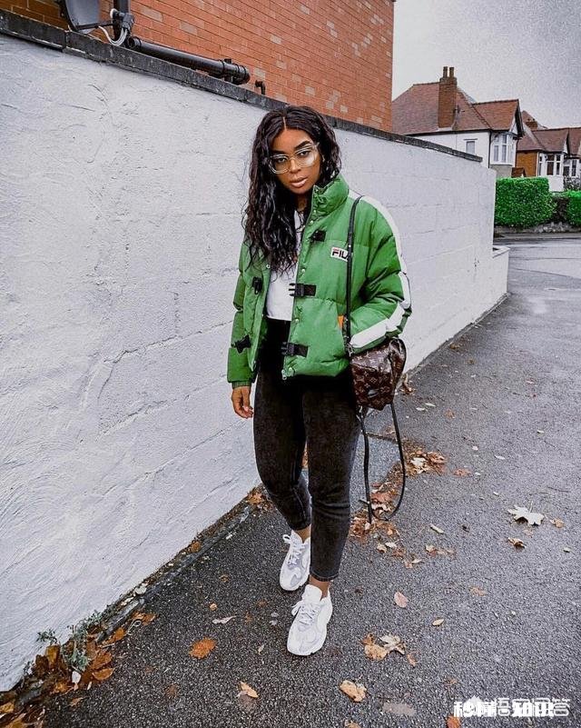 绿色羽绒服可以搭配什么毛衣