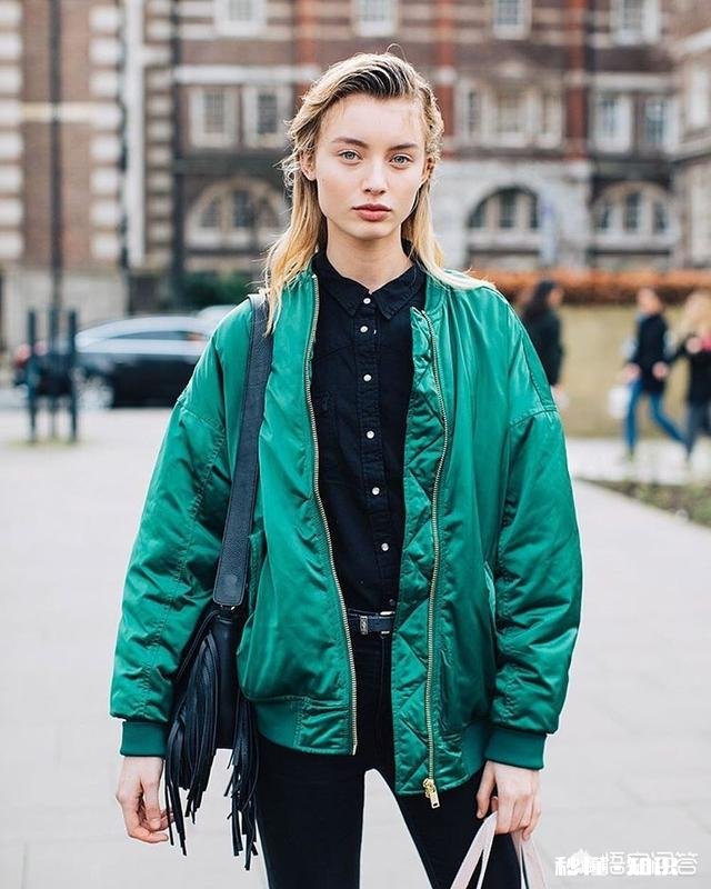 绿色羽绒服可以搭配什么毛衣