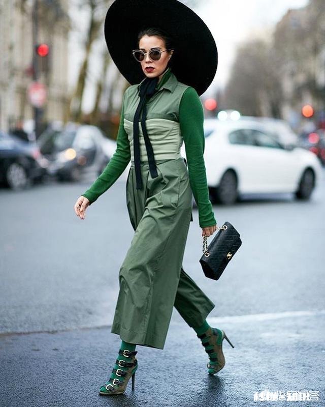 绿色羽绒服可以搭配什么毛衣