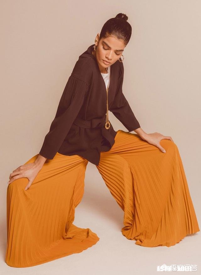 咖色百褶裙怎么搭配上衣