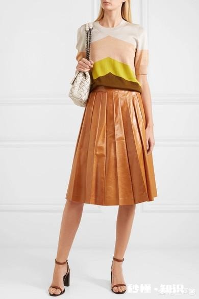 咖色百褶裙怎么搭配上衣