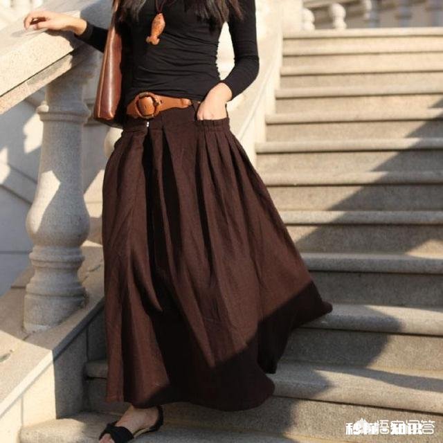 咖色百褶裙怎么搭配上衣