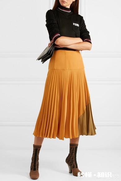 咖色百褶裙怎么搭配上衣