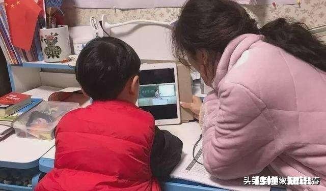 最近看孩子上网课，我变得特别暴躁且暴力〈她上课不守纪律，写作业敷衍了事，甚至想动手打她，我该怎么办