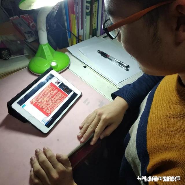 最近看孩子上网课，我变得特别暴躁且暴力〈她上课不守纪律，写作业敷衍了事，甚至想动手打她，我该怎么办