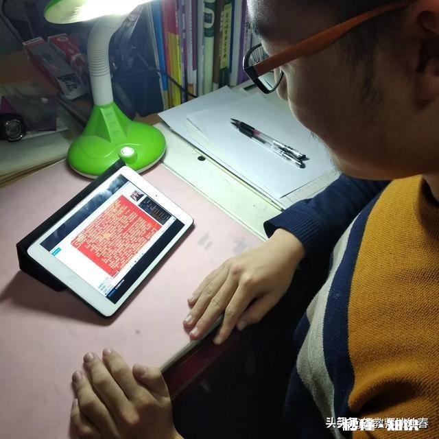 最近看孩子上网课，我变得特别暴躁且暴力〈她上课不守纪律，写作业敷衍了事，甚至想动手打她，我该怎么办