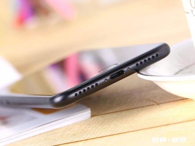 苹果手机取消耳机孔设计，国产也跟风，为什么三星手机还不取消