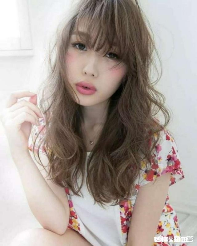 30岁左右的女性,喜欢活泼可爱的感觉。长发弄什么发型合适