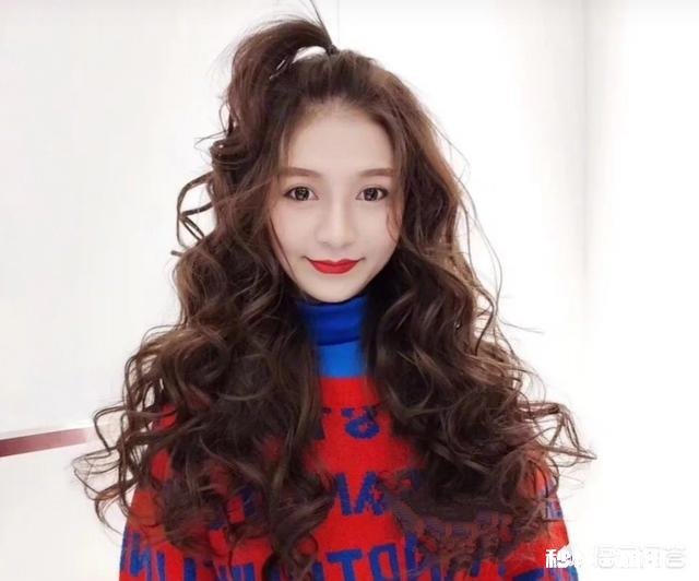 30岁左右的女性,喜欢活泼可爱的感觉。长发弄什么发型合适