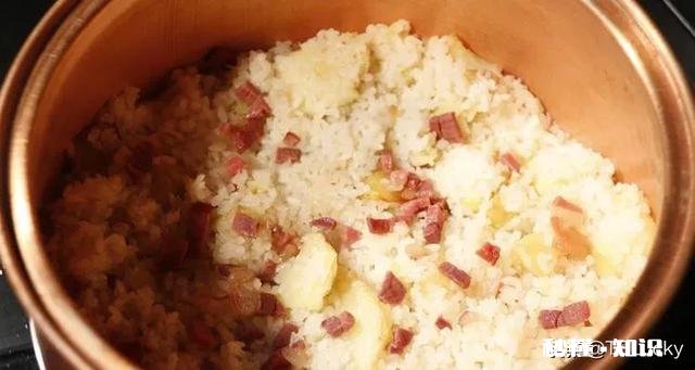 铜锅洋芋闷饭是怎么制作的