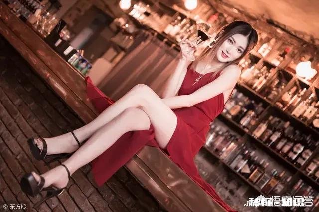 为什么现在有一些女人穿高跟鞋不穿袜子呢