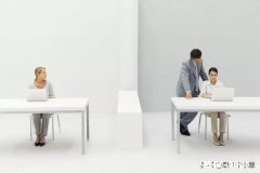 同事在背后颠倒是非，让其他同事误会你，怎么看待此同事人品