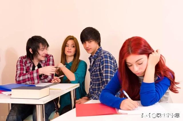 同事在背后颠倒是非，让其他同事误会你，怎么看待此同事人品