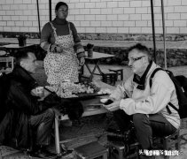 请问手上有一万块钱。准备摆摊卖小吃。又不知道卖啥才赚钱怎么办