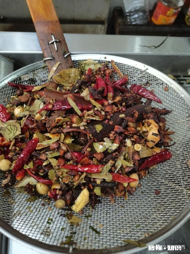 香料浸泡后是连水一起用吗