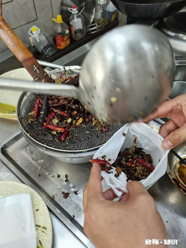 香料浸泡后是连水一起用吗