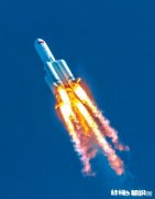 为什么客机飞过后面没有烟雾！而火箭升空时候那么大的喷火