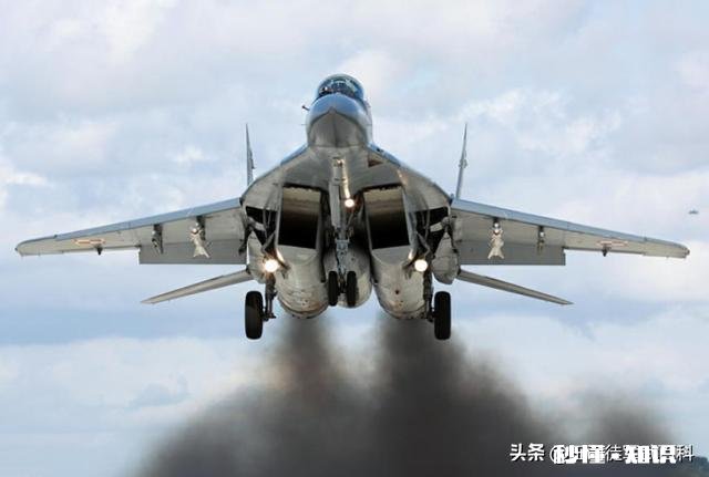 为什么客机飞过后面没有烟雾！而火箭升空时候那么大的喷火