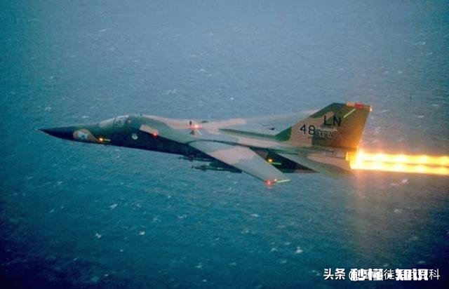 为什么客机飞过后面没有烟雾！而火箭升空时候那么大的喷火