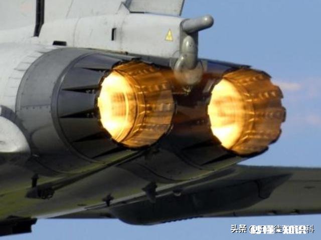 为什么客机飞过后面没有烟雾！而火箭升空时候那么大的喷火