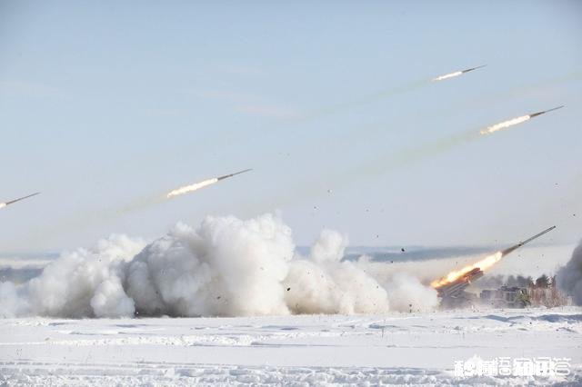 为什么客机飞过后面没有烟雾！而火箭升空时候那么大的喷火